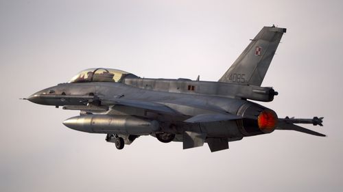 Forţele Aeriene Române organizează zboruri de antrenament în întreaga ţară / Zboruri în regim supersonic cu aeronave F-16 Fighting Falcon / Se vor lua măsuri pentru reducerea impactului fonic asupra populaţiei