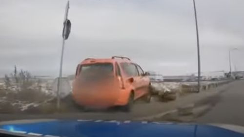 VIDEO Un tânăr din Sibiu a furat și s-a plimbat două luni până să fie prins / Polițiștii au găsit mașina în trafic / Șoferul e acuzat de conducerea fără permis a unui autoturism cu numere false