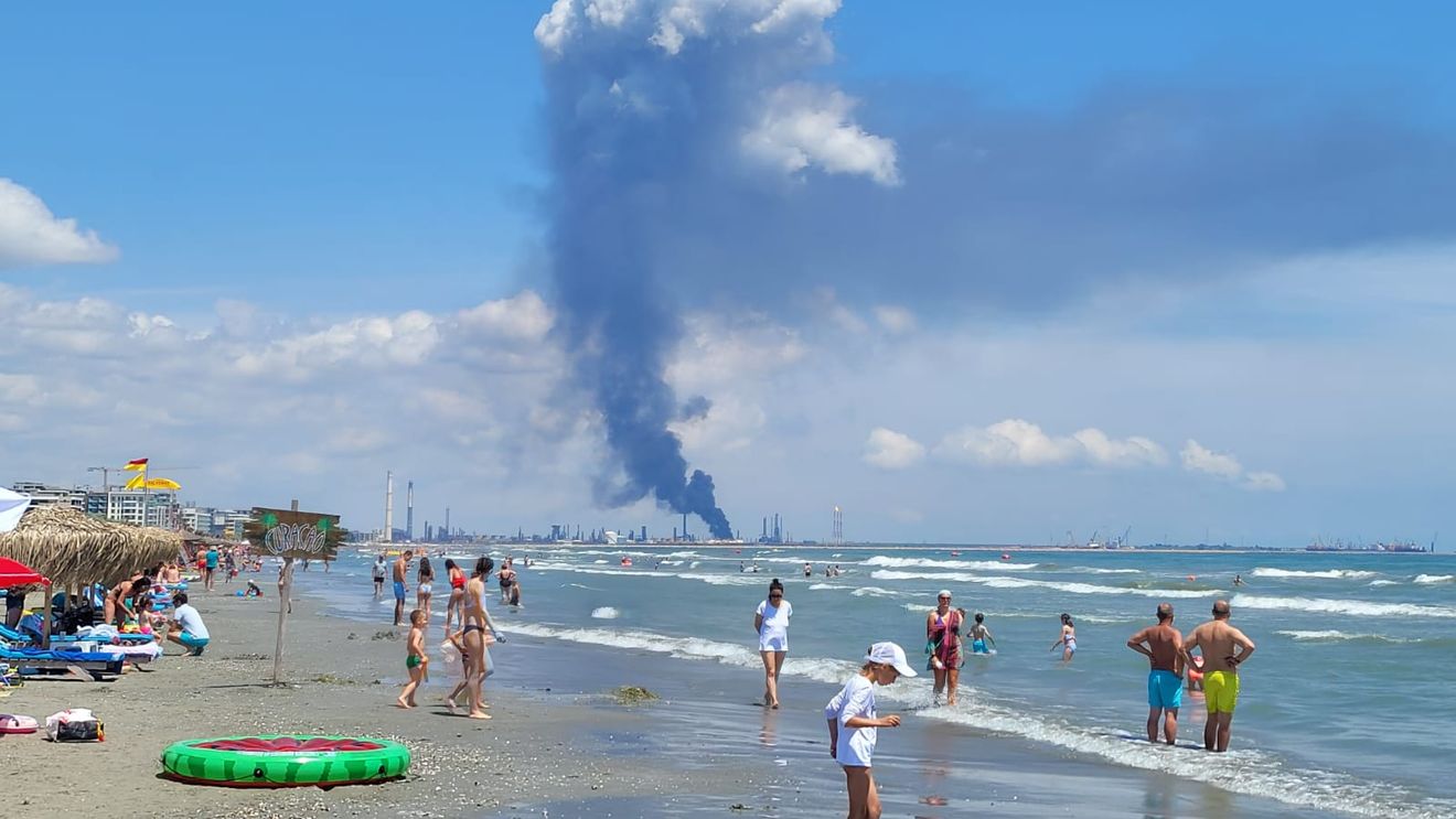 Directoarea Agenției de Meteorologie: Evoluția norului de fum de la Petromidia este spre mare, astfel încât nu va afecta cetățenii