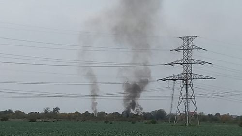 Arderi ilegale de deșeuri la marginea Bucureștiului, în dreptul localității Sintești. Fumul poate fi văzut de pe Centura de Sud. Șeful Gărzii Naționale de Mediu: inspectorii sunt deja pe teren