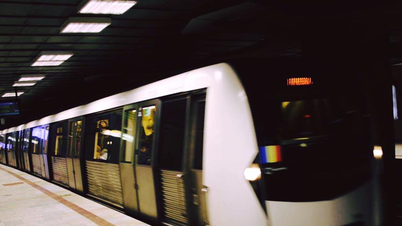 Trenurile de metrou circulă cu 5 km/h între Piaţa Romană şi Piaţa Victoriei, până în 3 septembrie / Noaptea se fac lucrări la calea de rulare