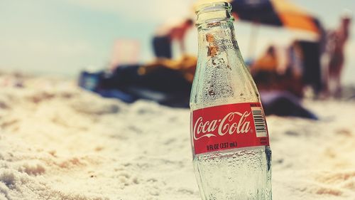 O campanie publicitară a Coca-Cola bazată pe AI a inventat o carte a unui scriitor celebru