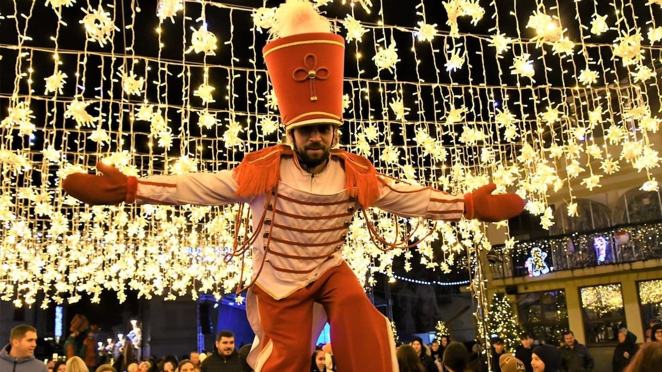 La Craiova începe amenajarea Târgului de Crăciun / Tema de anul acesta va fi „Spărgătorul de nuci” / Împodobirea centrului orașului va fi încheiată la 14 noiembrie, atunci când va avea loc inaugurarea oficială a târgului