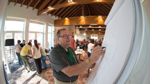 Un nou consilier la Educație: Marian Staș, colonel în rezervă, autor al cărții “Patologia imposturii curriculare” în care a criticat “anul ratat” în care Anisie era secretar de stat la Educație