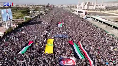 VIDEO Manifestație de amploare în Yemen: Zeci de mii de oameni s-au adunat în capitala Sana’a pentru a-i susține pe rebelii Houthi după atacurile SUA și UK / „Loviturile voastre reprezintă terorism. Statele Unite sunt Diavolul”