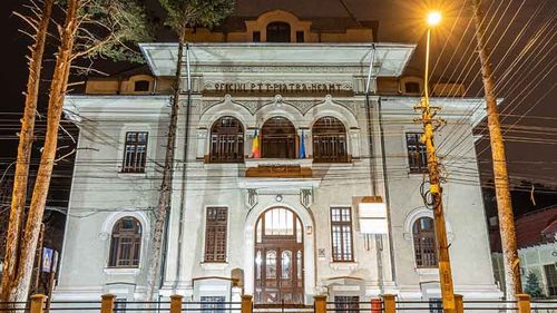 FOTO Poşta Română a redeschis un sediu monument istoric din Piatra Neamț/ Clădirea închisă timp de 12 ani, restaurată cu 2,7 milioane de lei