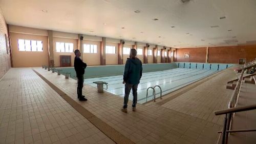 Milioane de euro investiți în bazine goale. Situația scandaloasă prezentată la „România, te iubesc!”