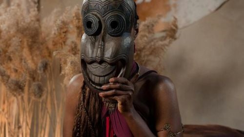 Iohannis, primit joi de omologul senegalez/ Declarații comune și expoziție cu măști tradiționale africane și românești