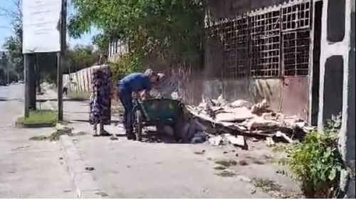 VIDEO Autoritățile au amendat cu 30.000 de lei o femeie care a aruncat moloz pe domeniul public din Craiova/ Femeia și muncitorii au fost înregistrați video de localnici