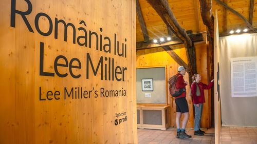 Expoziție de fotografie Lee Miller, la casa Regelui Charles al III-lea din Viscri / Fotografa americană a călătorit prin România în 1938 și 1946, documentând viața rurală, ritualuri uitate și figuri istorice / ”Voiau să vadă cât mai mult înainte ca totul să se schimbe”
