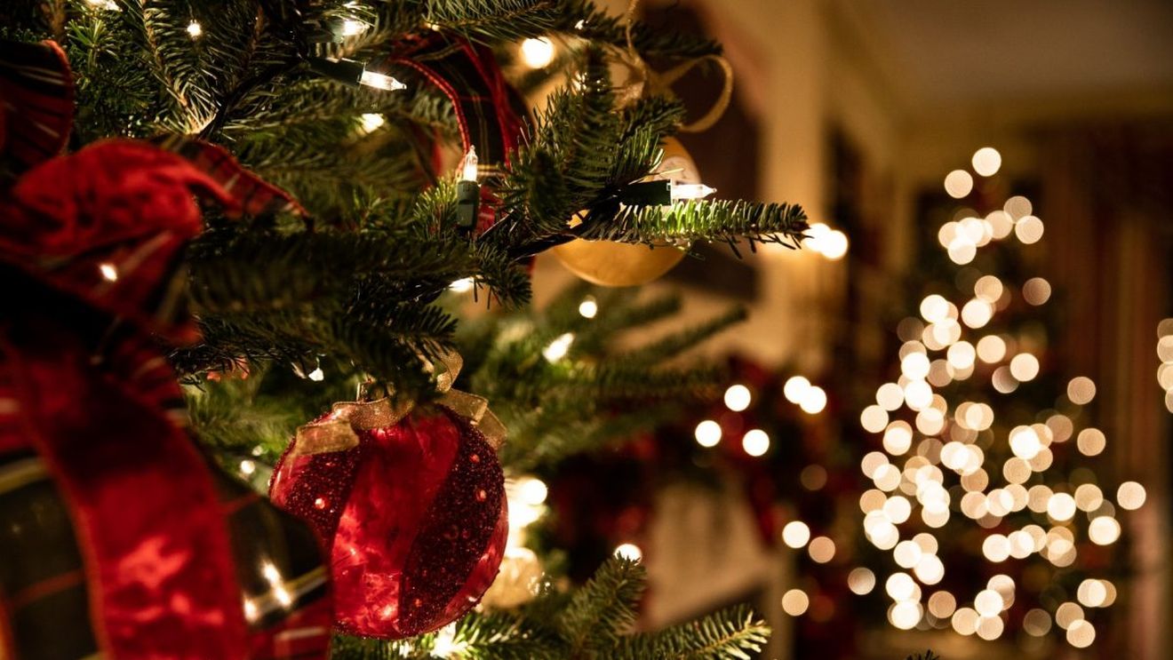 A fost aprins iluminatul festiv în centrul Iaşiului / Bugetul alocat de primărie pentru sărbătorile de iarnă se ridică la aproximativ un milion de lei