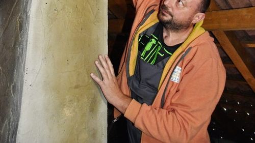 Un inginer constructor s-a reprofilat ca hornar, o ocupație tot mai rară /„Majoritatea coșurilor din comerț sunt pentru aerisire, nu pentru foc. Oamenii le cumpără că sunt mai ieftine„ / „Curățarea costă de la 150 lei. Seara, când intru în casă, mai am doar ochii și dinții albi”