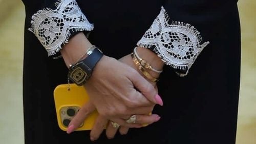 Social democrata Laura Vicol afișează în Parlament un ceas exclusivist Richard Mille în valoare de 180.000 de dolari / Declară că deține bijuterii și ceasuri în valoare de aproape 800 de mii de euro