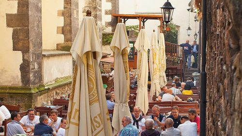 Cehia autorizează adunările publice de până la 300 de persoane / Centrele comerciale, cinematografele, saloanele de coafură şi terasele restaurantelor şi-au reluat activitatea de la începutul săptămânii