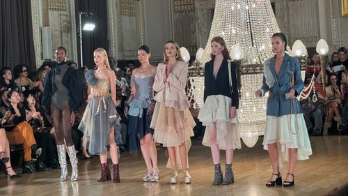 EXCLUSIV Base la London Fashion Week: transparențe delicate, tulle vaporos și sacouri masculine într-o viziune romantic-minimalistă