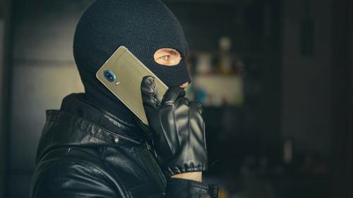 Un sucevean s-a trezit fără niciun ban și cu un credit la bancă de 37.800 lei după ce a sunat la un număr de pe Facebook