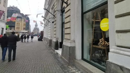 Un bărbat care a ameninţat că va sparge cu barosul statuile din Timişoara pentru că nu sunt româneşti, amendat de Poliţie / El a sunat la 112 să anunţe că a fost dat afară din instituţia unde a făcut ameninţările