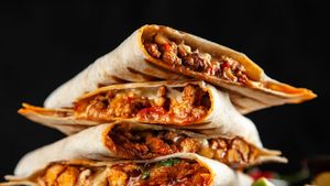 Trei rețete gustoase și rapide cu carnea rămasă de la grătar / Cum eviți risipa alimentară și te bucuri, în același timp, de gustul alimentelor gătite pe jar
