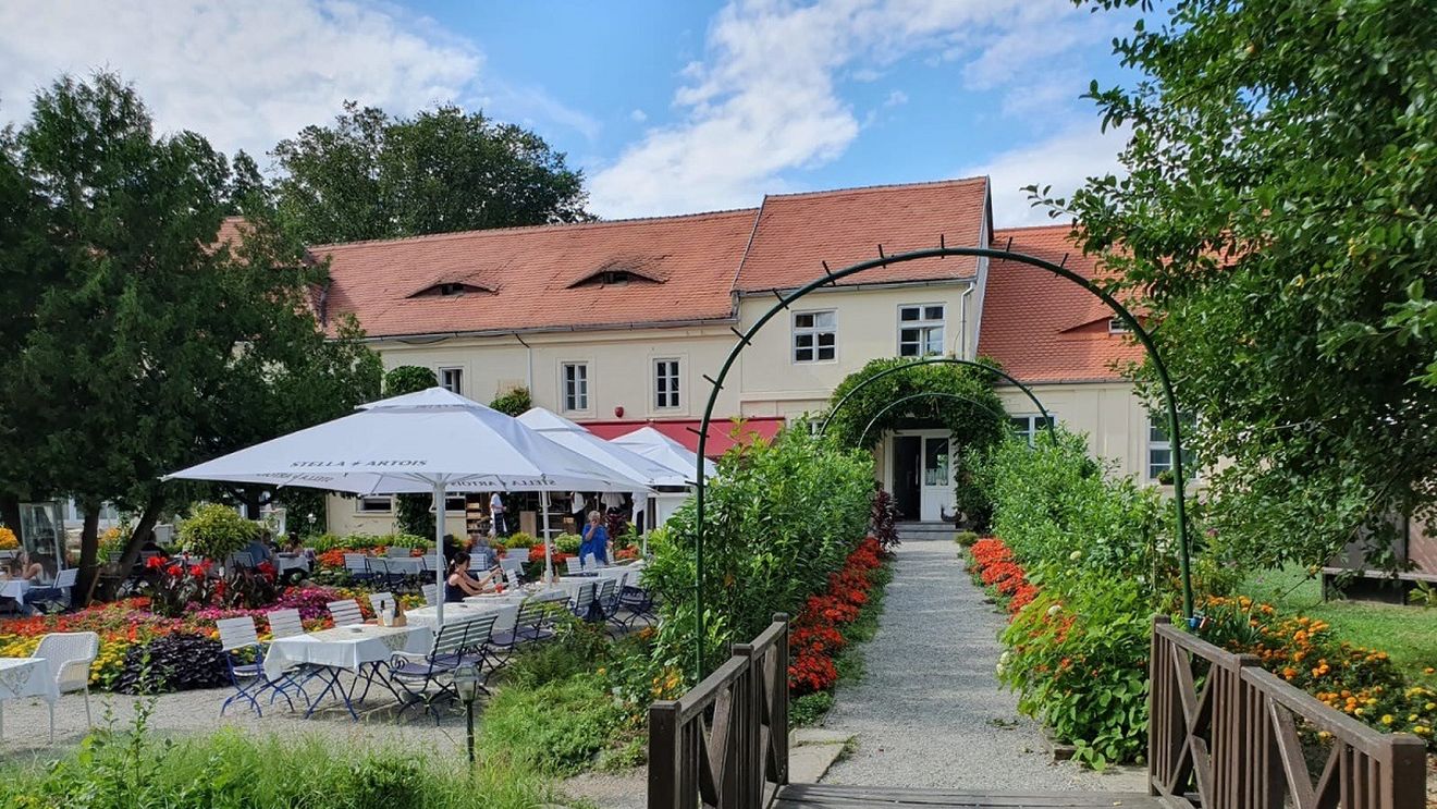 GALERIE FOTO Destinație de weekend sau minivacanță: Palatul Brukenthal din Avrig, Brambura Park și Castelul de lut din Valea Zânelor