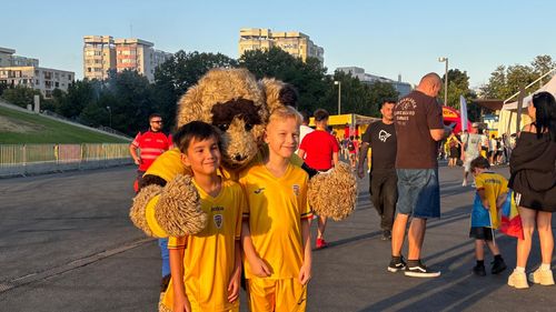 Suporterii tricolori, încântați de echipamentul pentru animale: ,,Vrem și semnături de la fotbaliști!’’ (VIDEO)