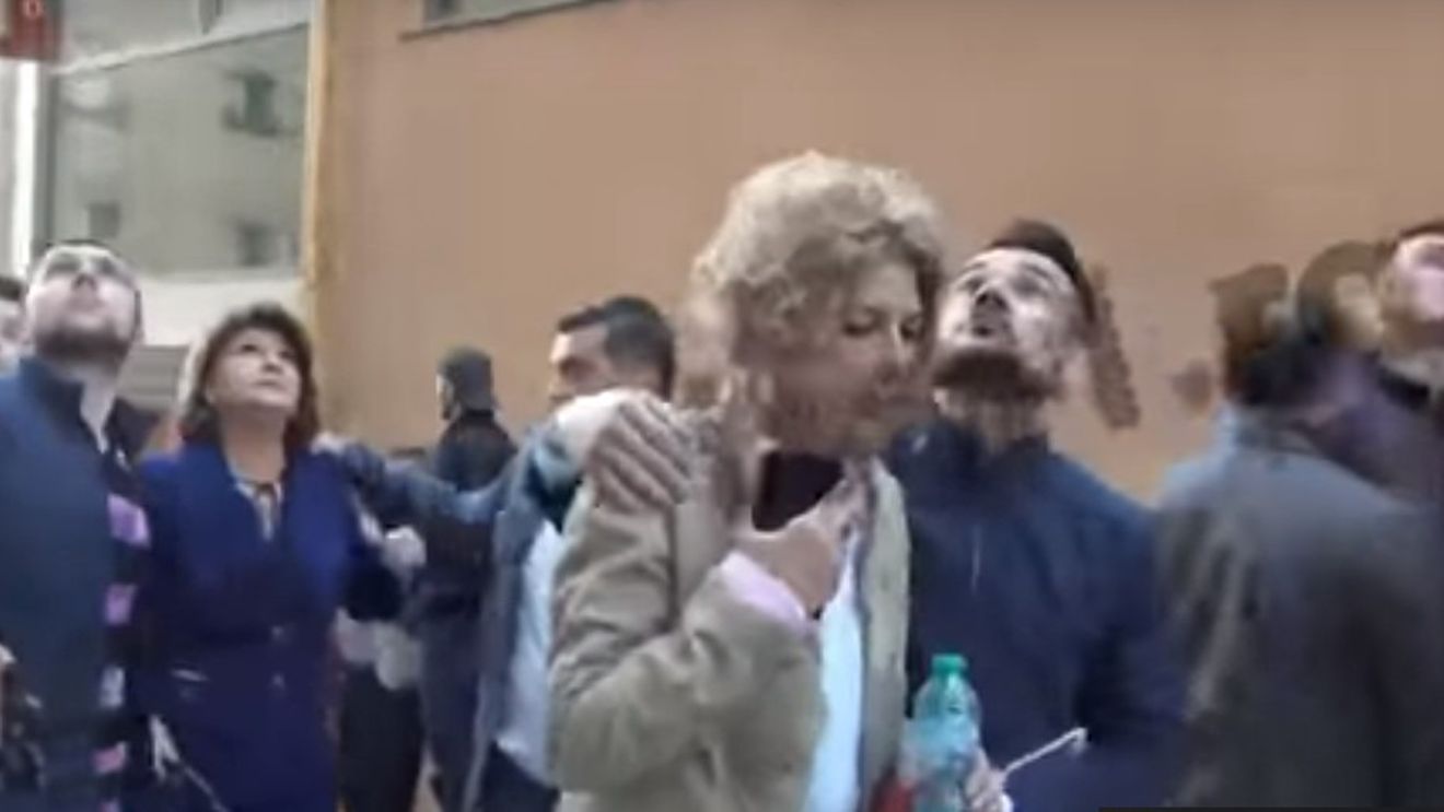 VIDEO "Nu pot să ies!" Rovana Plumb, stupefiată de corul de huiduieli de care a avut parte. Plumb și Carmen Avram au ieșit cu greu din mulțime, în jurul lor s-a făcut scut uman din civili și jandarmi