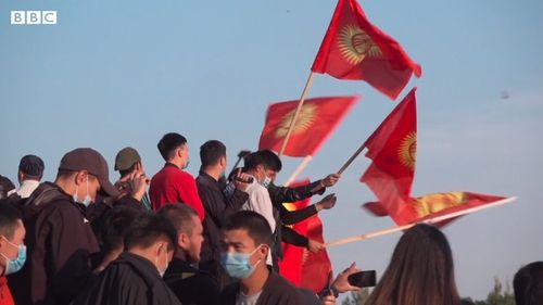 VIDEO Manifestanții au invadat sediul puterii din Kîrgîstan și l-au eliberat pe fostul președinte