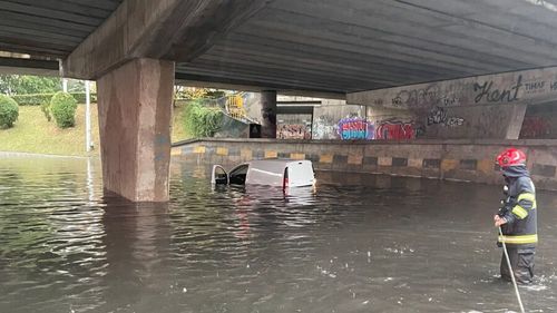 Poza zilei: o mașină scufundată în apă în Clujul inundat după o ploaie torențială
