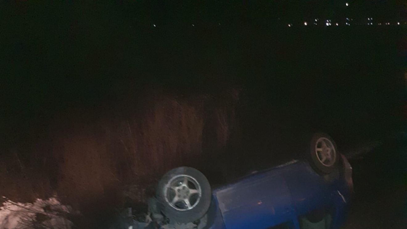 Cluj: Un autoturism s-a răsturnat pe calea ferată între Poieni și Ciucea/ Mașina era condusă de un minor de 16 ani / Traficul feroviar a fost oprit