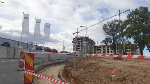 FOTO E demolat trotuarul de la Pasajul Ciurel pe care se urcau autobuzele STB ca să poată lua curba