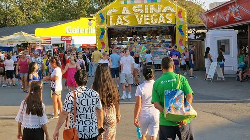 FOTO Cum arată Satul de Vacanță din Mamaia în mini-concediu: Bâlci, kitsch și mici în cel mai aglomerat loc din stațiune/ Locul unde ”tot ce zboară se mănâncă”, după ce inspectorii ANPC au fost alungați cu mâncare de comercianții furioși