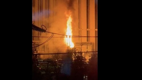 UPDATE BREAKING / VIDEO Incendiu puternic la un transformator care aparține de Hidrocentrala Porțile de Fier 1