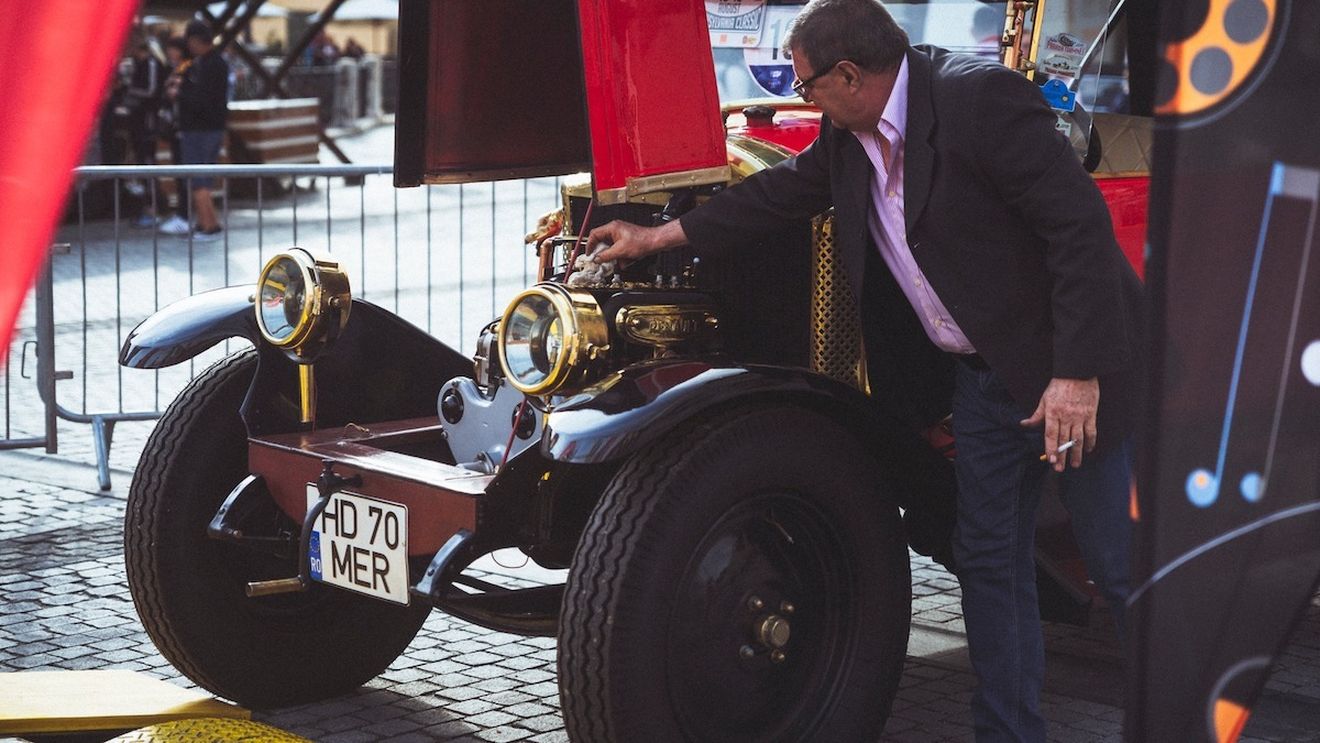 FOTO Un raliu ca o vacanță la Sibiu: Un Renault Torpedo din 1920, cea mai veche mașină la Transylvania Classic Rally / 27 de echipaje înscrise în categoria automobilelor electrice / Sâmbătă se urcă pe Transfăgărășan