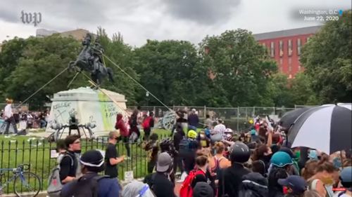 VIDEO Protestatarii au încercat să distrugă statuia fostului președinte american Andrew Jackson, din apropierea Casei Albe
