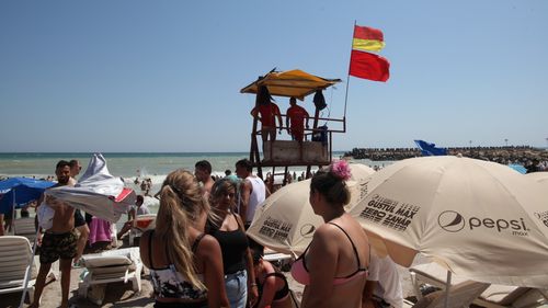 SURSE Au fost mobilizate forțe de ordine suplimentare în stațiunea Eforie Nord, unde turiștii ignoră steagul roșu arborat de salvamari