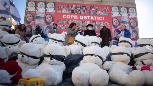 GALERIE FOTO Ursuleţi de pluş legați la ochi şi fotografiile copiilor luaţi ostatici, la manifestarea de solidaritate cu cetățenii israelieni răpiți de teroriștii Hamas, organizată duminică la București