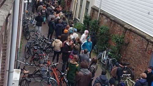 Cozi la canabis în Olanda după ce guvernul a anunțat că de luni va închide școlile, cafenelele, restaurantele și cluburile sportive