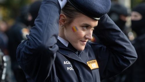 Contract de opt ani cu MApN, pentru cei care doresc să devină cadre militare / Președintele Iohannis a promulgat legea