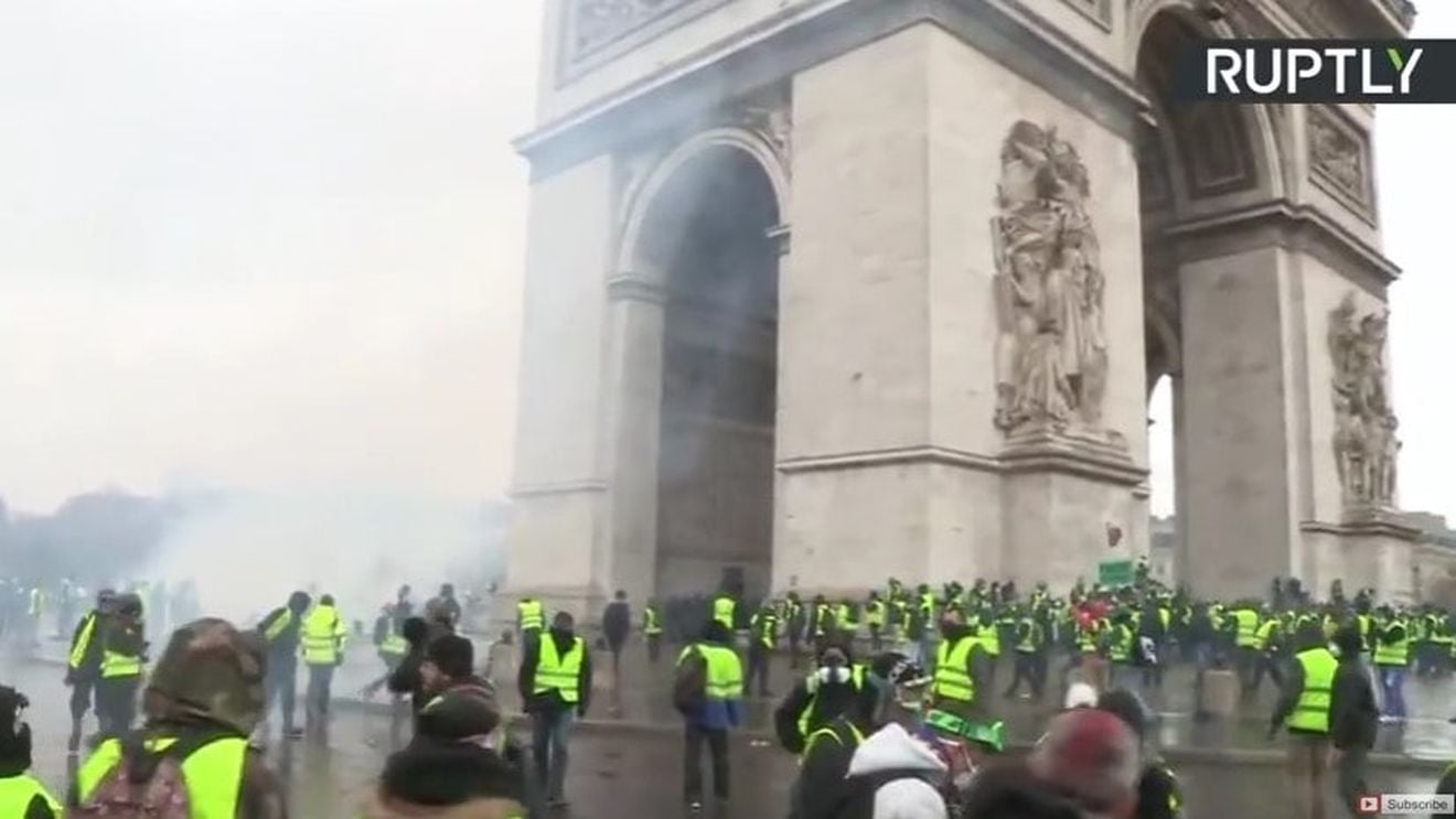 Ciocniri la Paris între mişcarea “vestelor galbene” şi poliţie. Peste 120 de persoane au fost arestate