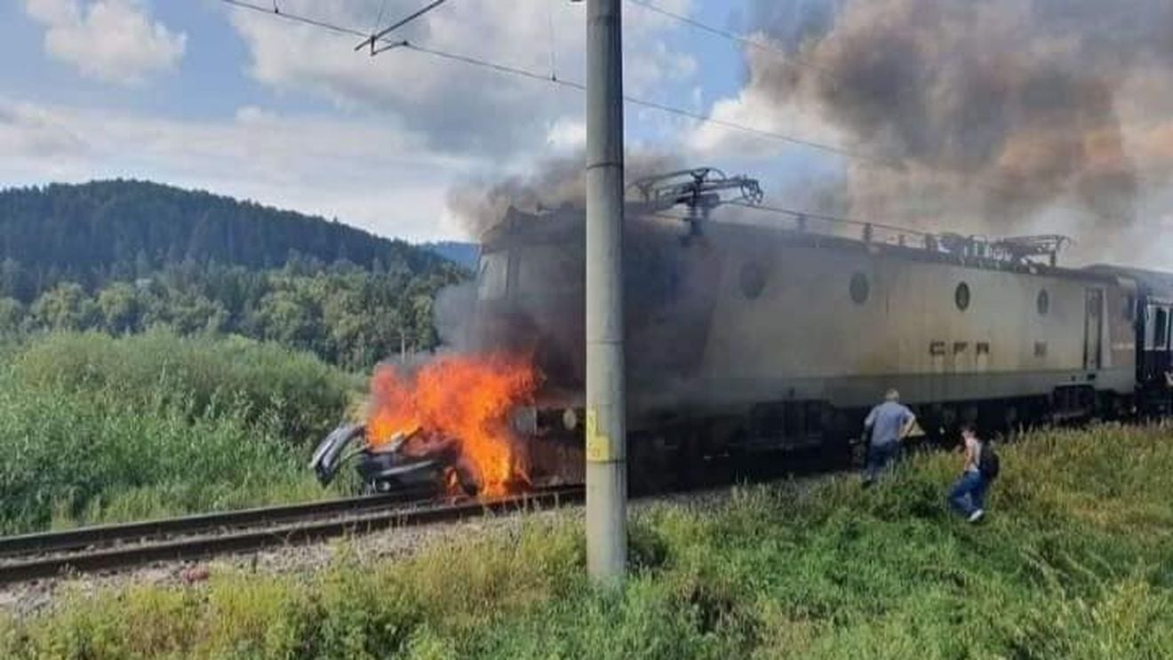 ANALIZĂ Peste două treimi din trecerile la nivel cu linia de cale ferată din România sunt semnalizate doar cu „Crucea Sfântului Andrei”. Opt persoane au decedat după impactul autoturismului cu un tren, de la începutul anului şi până acum