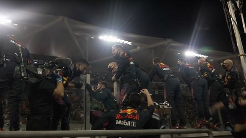 Formula 1: Membrii echipelor au fost avertizați să nu se mai caţere pe garduri la finalul cursei