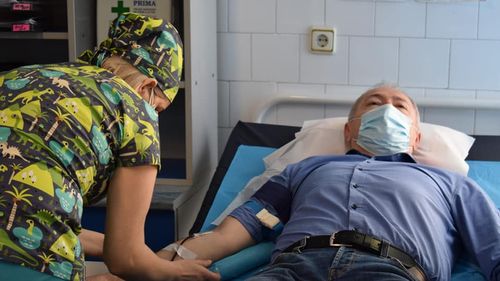 Alți trei pacienți vindecați de Covid-19, donatori de plasmă. După ce este testată și după calificarea biologică, plasma este pusă la dispoziția spitalelor pentru a fi administrată pacienților infectați aflați în stare critică