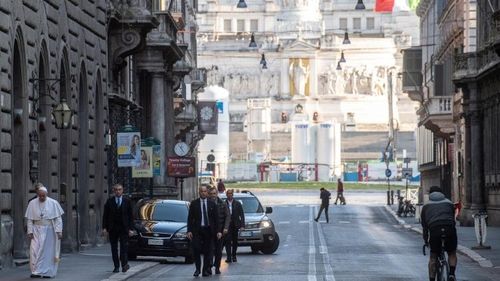 GALERIE FOTO Papa, pe jos pe străzile pustii ale Romei, pentru a se ruga pentru sfârşitul pandemiei