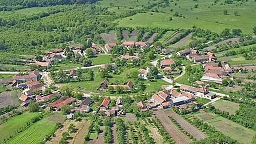 Opt case tradiţionale din Charlottenburg, singurul sat rotund din România, vor fi reabilitate cu bani din PNRR