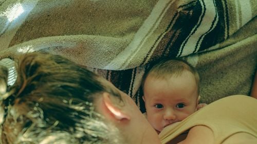 Studiu: Mamele își alăptau copii până la 2 ani în Roma Antică / În mediul rural alăptarea se făcea până la 5 ani / Practica era benefică pentru dezvoltarea sistemului imunitar al copiilor