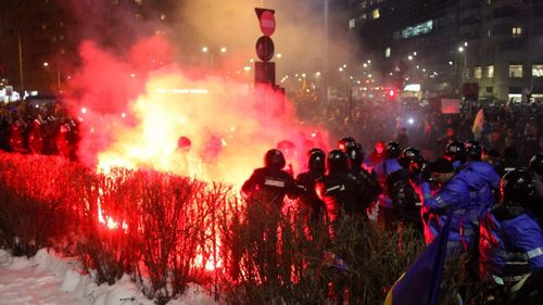 Doi participanţi la protestul de luni din Piaţa Victoriei au fost reţinuţi pentru ultraj, distrugere, portul sau folosirea fără drept de obiecte periculoase şi tulburarea ordinii şi liniştii publice/ Unul dintre reţinuţi este cetăţean polonez