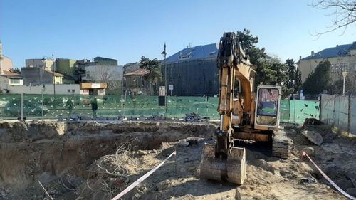 VIDEO Zeci de constănțeni au făcut lanț uman în semn de protest față de construcția unui bloc cu patru etaje peste vestigiile cetății antice Tomis