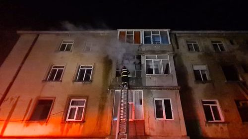 Incendiu într-un bloc din Medgidia / 5 persoane au ajuns la spital / Toți locatarii au fost evacuați