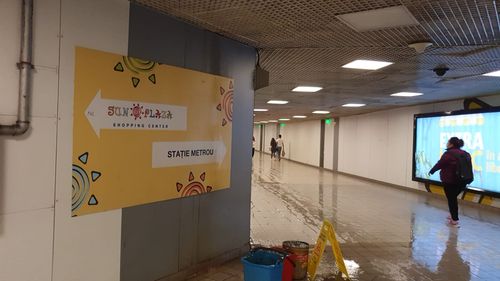 VIDEO Așa plouă în pasajul de la Piața Sudului, din Sectorul 4. Sistemul de canalizare n-a mai făcut față, în urma ploii torențiale de marți după-masa