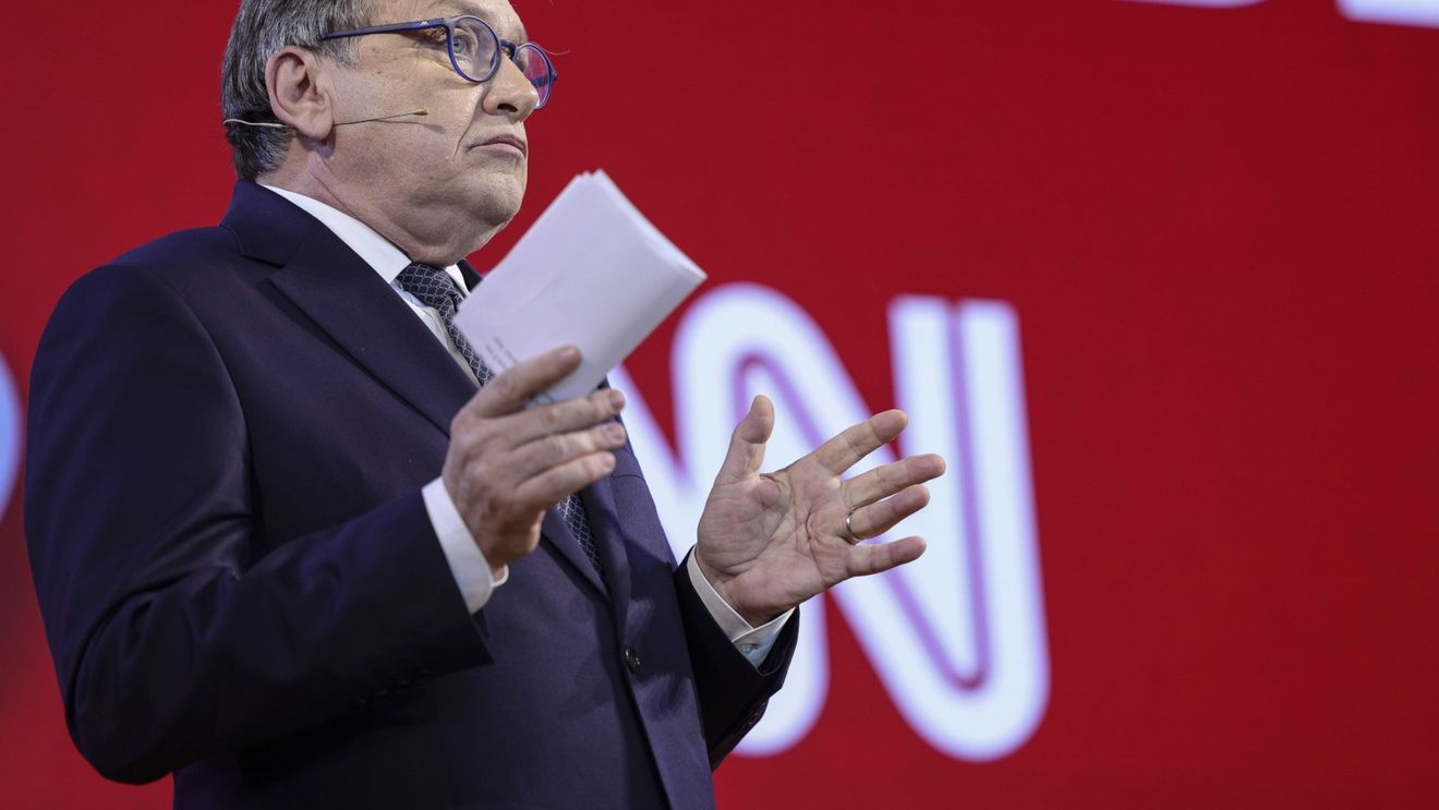 Antonescu, despre fiica sa: Nu ştiu viaţa mea cum ar fi fost şi dacă ar fi fost / Despre cel mai greu moment din campanie, când nu a dat mâna cu Ponta: Am realizat mai târziu că în sală este Irina, fiica sa şi Andrei, fiul său, am simţit o crispare