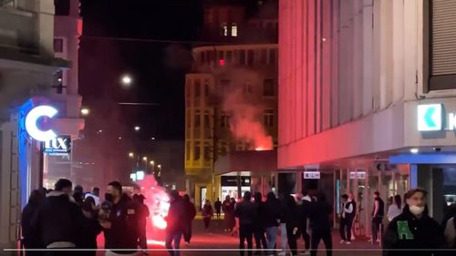 VIDEO Poliția din Elveția a intervenit cu gaze lacrimogene și gloanțe de cauciuc pentru a înlătura protestatarii împotriva restricțiilor care deveniseră violenți